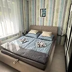 By The Center Apartment *