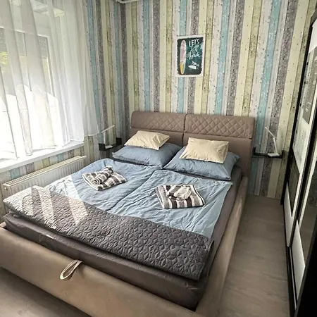 By The Center Apartman *
